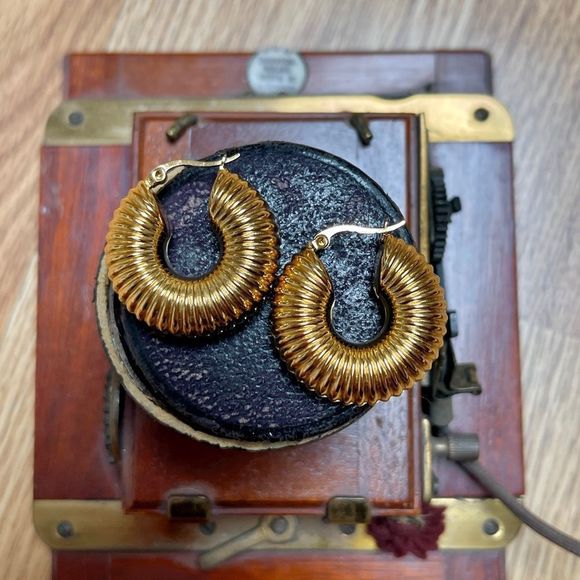 😍 LAST PAIR 😍GOLD TEXTURED HOOPS  GOLD PLATED STAINLESS STEEL ROBYN BOHO - Picture 3 of 14